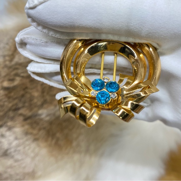 Vtg Coro Bow Wreath Design Gold tone Blue Rhinestones Pin Dress Fur Scarf Clip - Picture 8 of 9